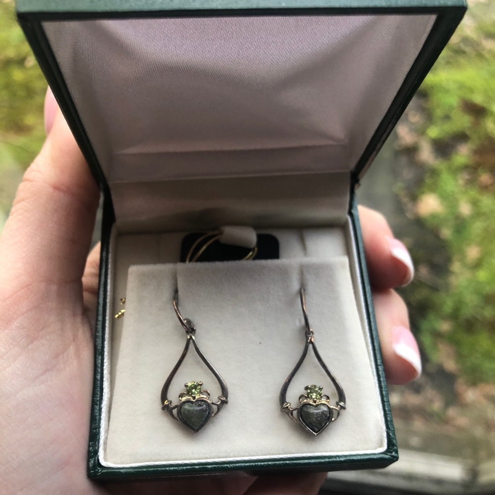 NWT Connemara Marble Claddagh Peridot Earrings